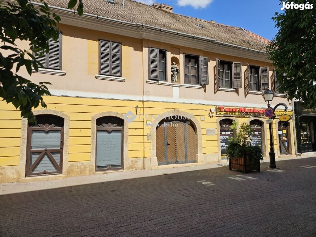 Pécs-Belvárosában 72 nm-es, dupla fürdős, felújított lakás eladó