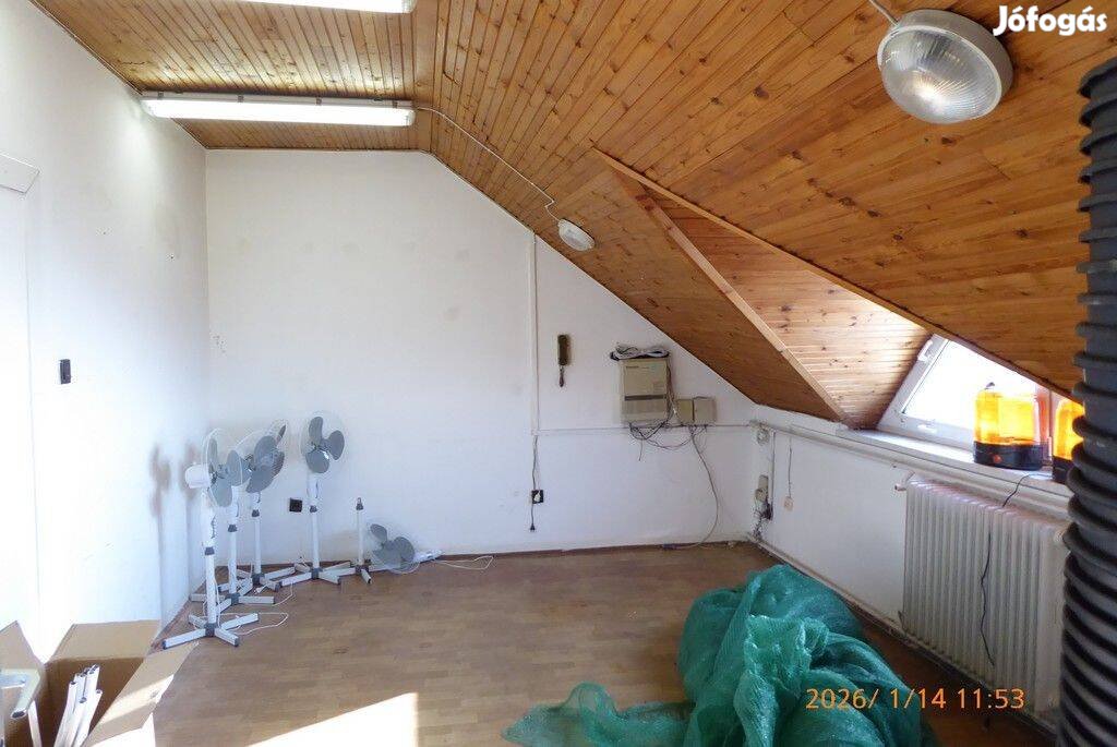 Pécs-Cserkúti részen irodaház 1.emeleti helyiségei össz