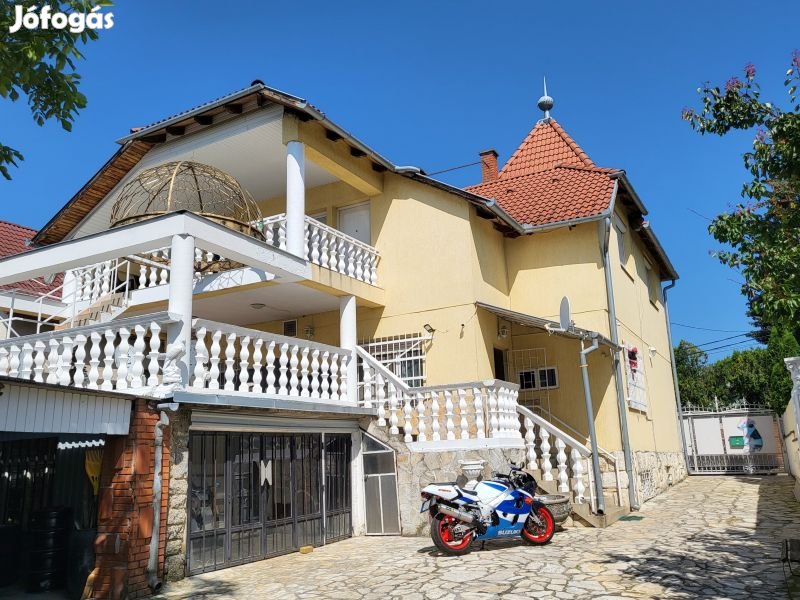 Pécs-Diós részen 210 nm-es családi ház 2 garázzsal eladó!