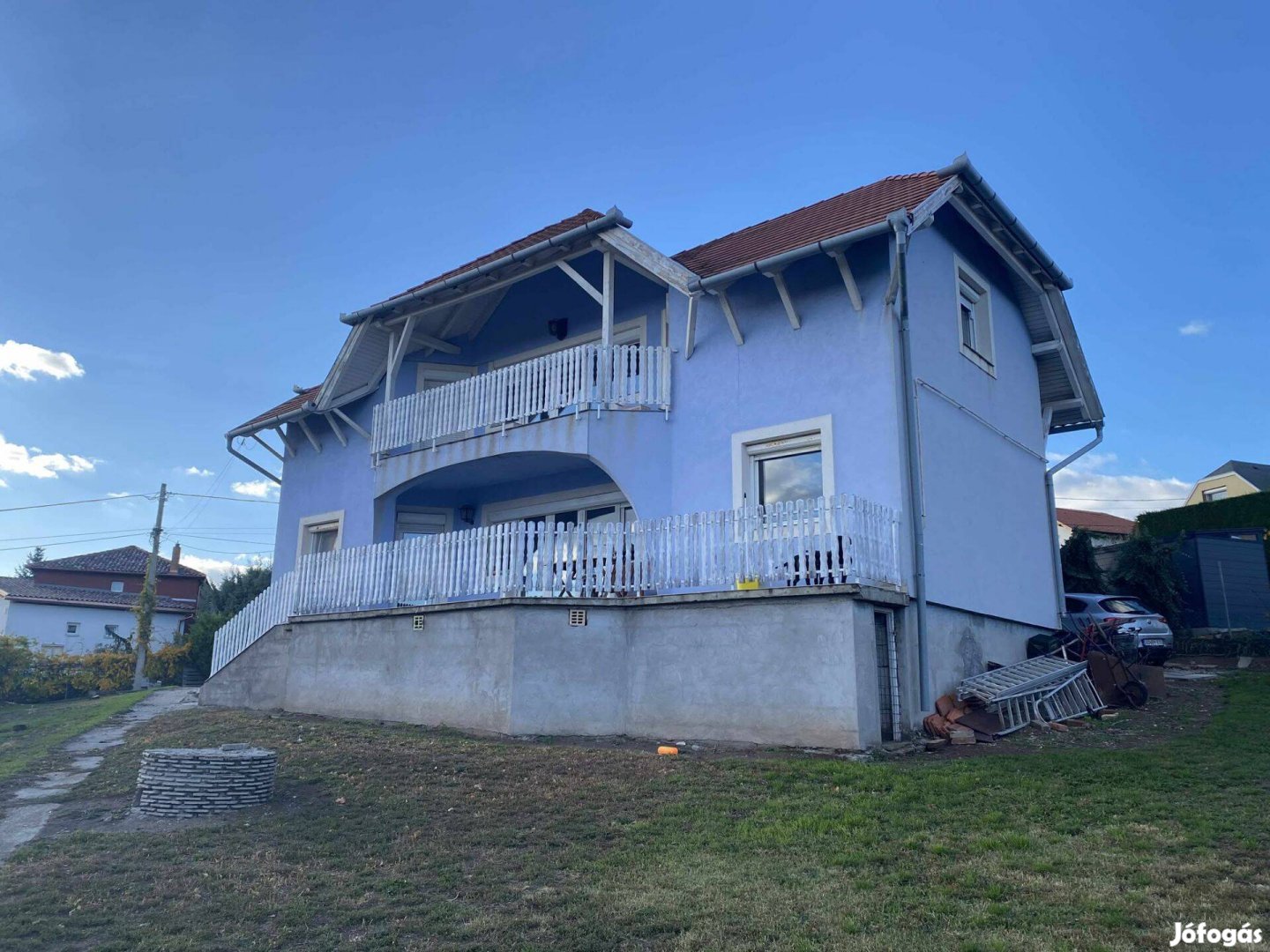 Pécs-Donátusban két emeletes családi ház eladó