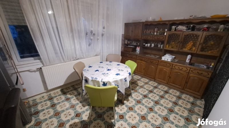 Pécs Hirden békés, halk utcában 3 szintes családi ház eladó