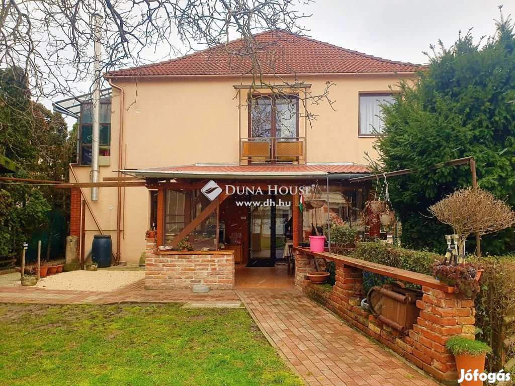 Pécs Kertvárosban vállalkozásnak is alkalmas családi ház