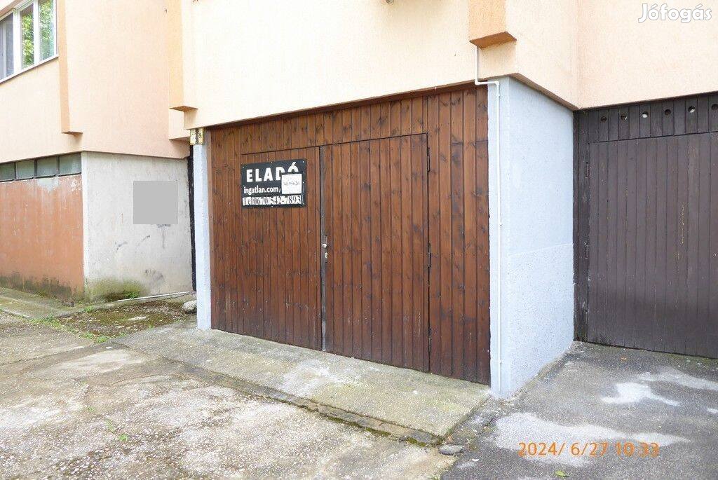 Pécs Kovácstelepi 18 m2 garázs, (villany, fűtés, polcrendszer), társas