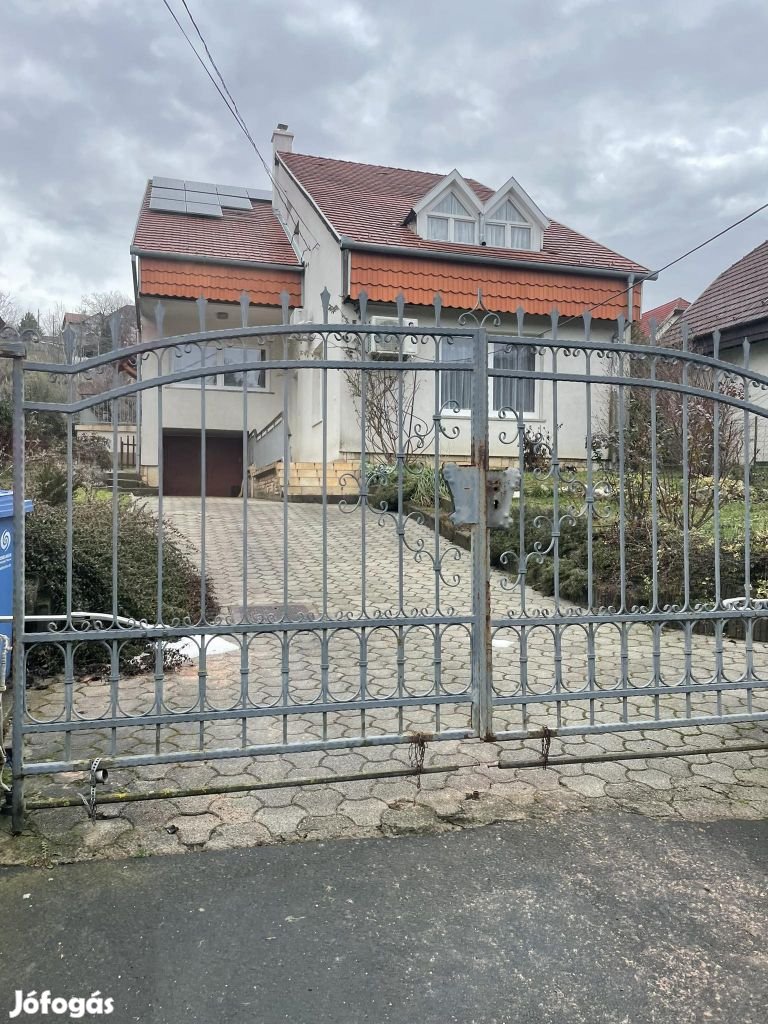 Pécs Magyarürögi út közelében 160nm-es családi ház eladó