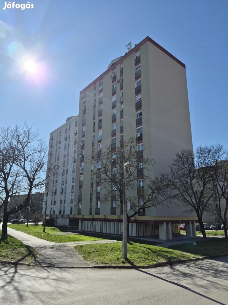 Pécs Orvosi egyetem közvetlen közelében 2 szobás laks eladó