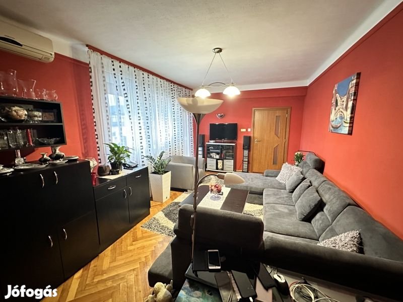 Pécs Uránvárosában, kiváló lokációban 76 m2-es lakás eladó!
