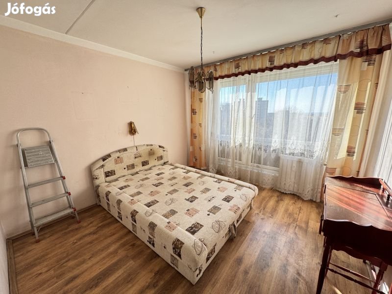 Pécs- Aidinger János utcában kétszobás, erkélyes lakás!