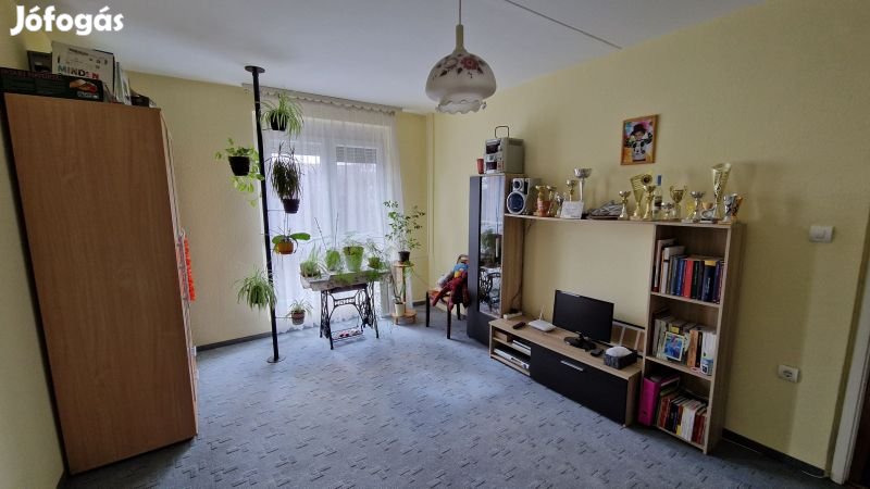 Pécs- kertvárosi, 2,5 szobás lakás eladó!