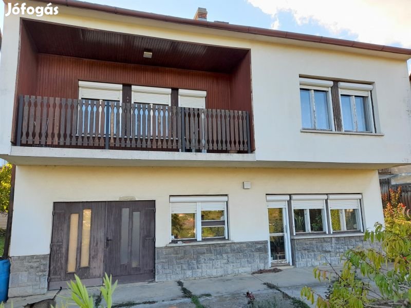 Pécs csendes részén 4 szobás családi ház eladó