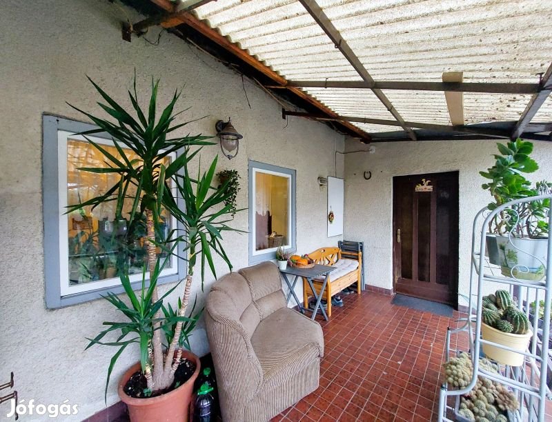 Pécs kertvárosában eladó 2 társasházi lakás egybenkülön