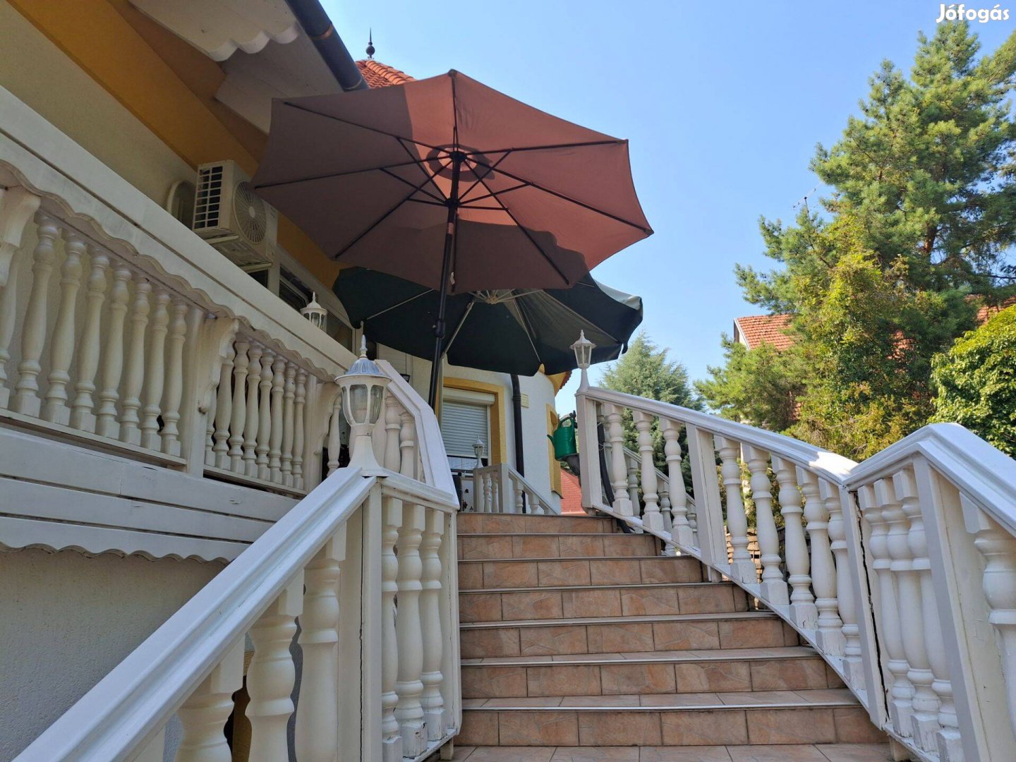 Pécsen, Orvosi egyetem közelében nagy telken panorámás ház