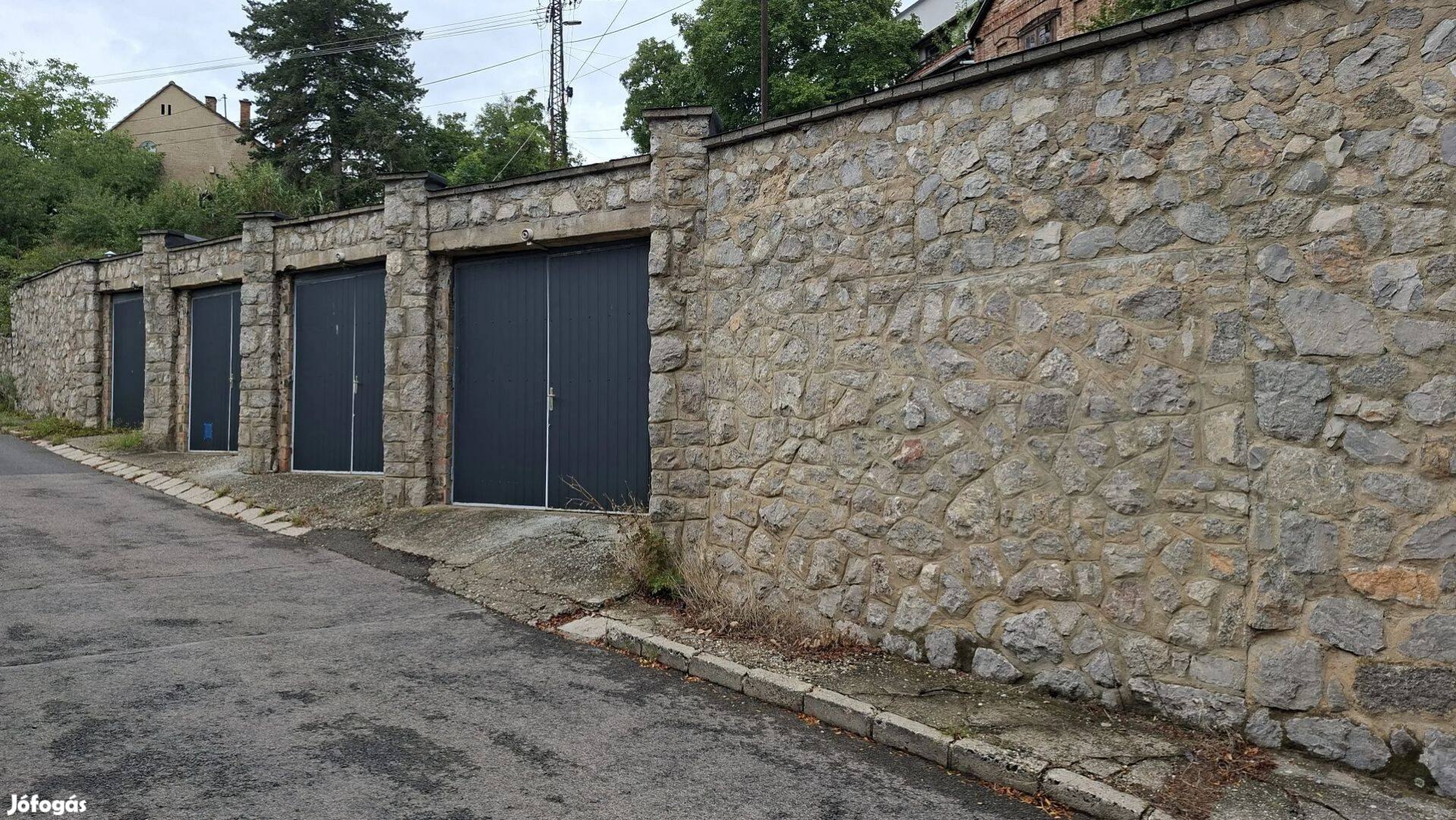 Pécsett, Egyetemvárosban a Pacsirta utcában önálló garázs