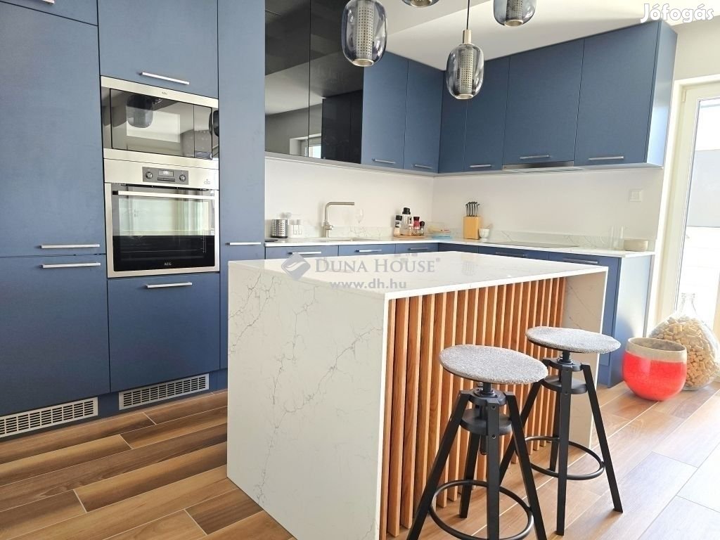 Pécsi 106 nm-es lakás eladó