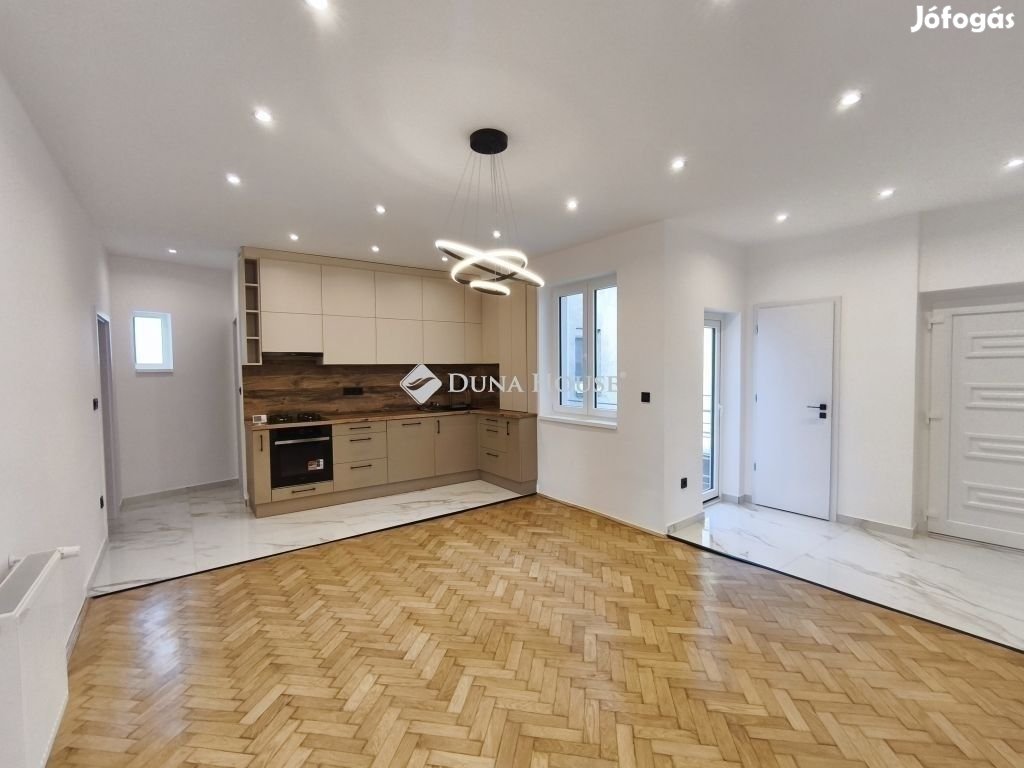 Pécsi 129 nm-es lakás eladó