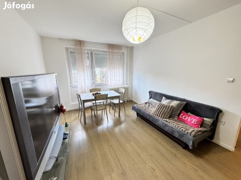 Pécsi 1,5 szobás, jó állapotú lakás eladó!