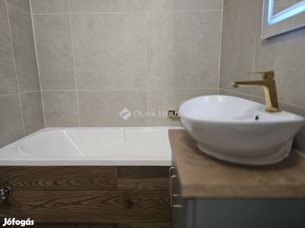 Pécsi 39 nm-es lakás eladó