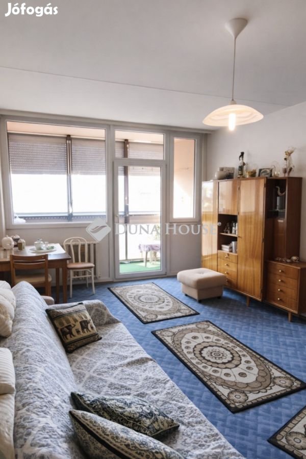 Pécsi 52 nm-es lakás eladó