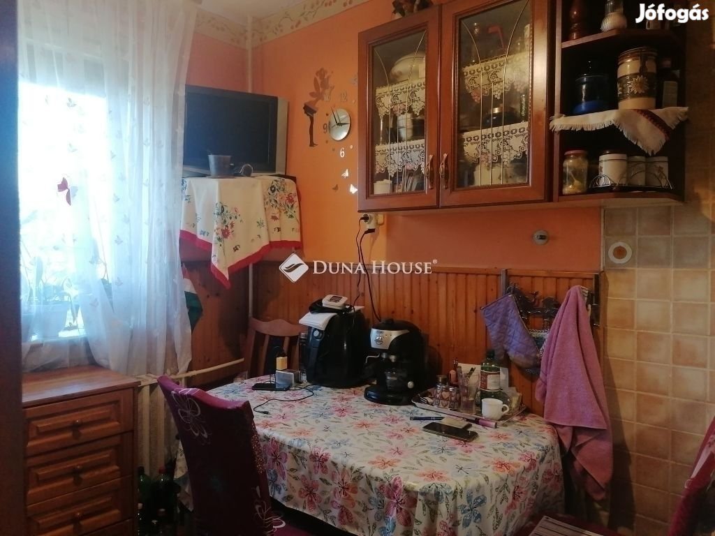 Pécsi 59 nm-es lakás eladó