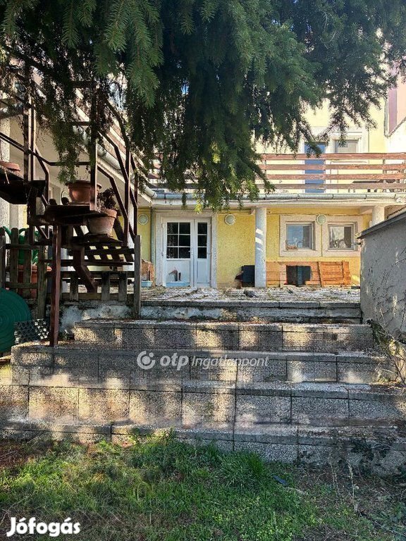Pécsi 83 nm-es ház eladó