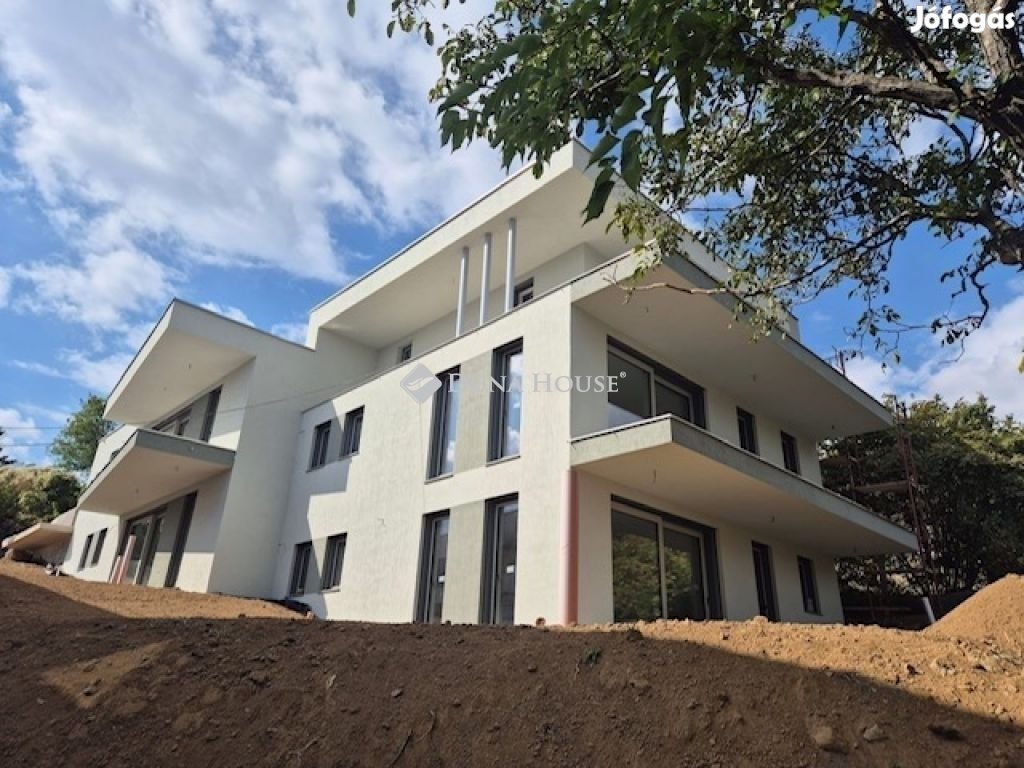 Pécsi 84 nm-es lakás eladó