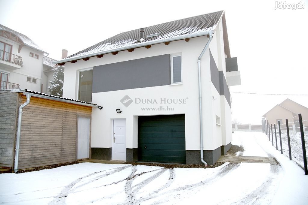 Pécsi eladó 181 nm-es ház