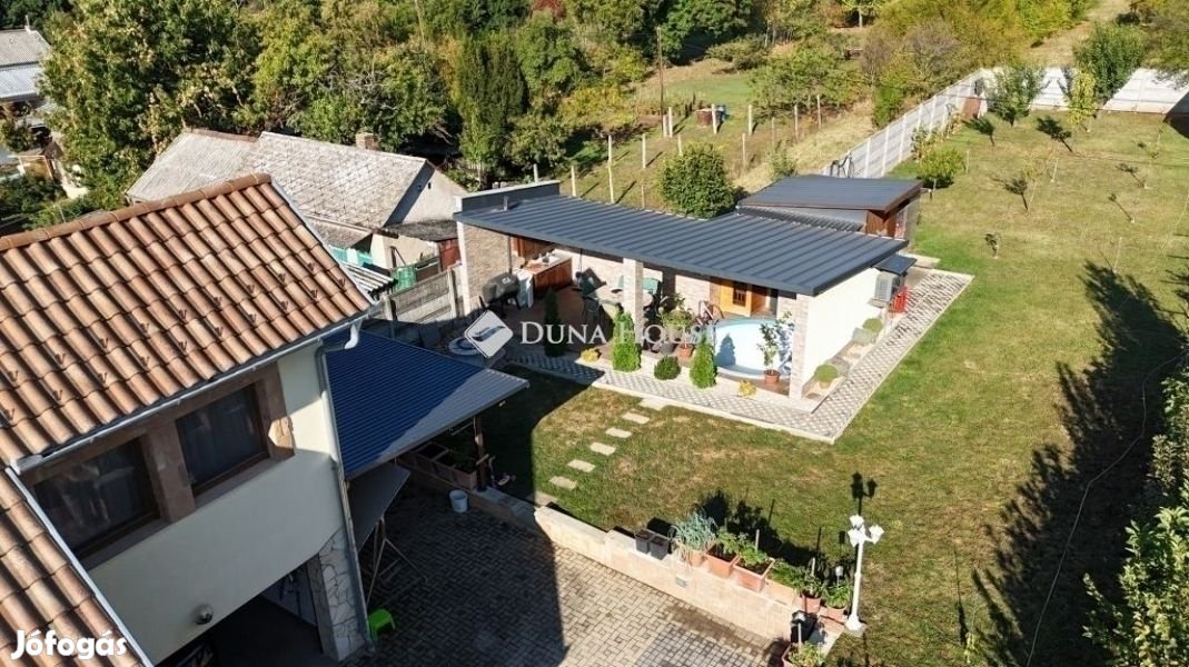 Pécsi eladó 199 nm-es ház