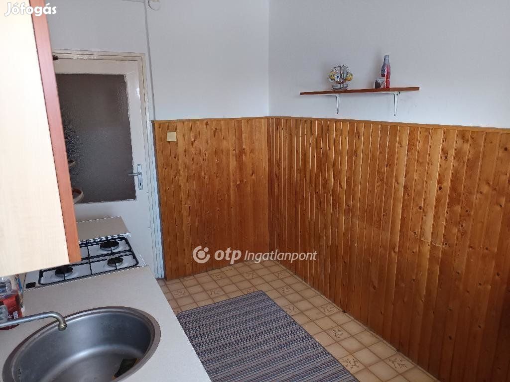 Pécsi eladó 36 nm-es lakás