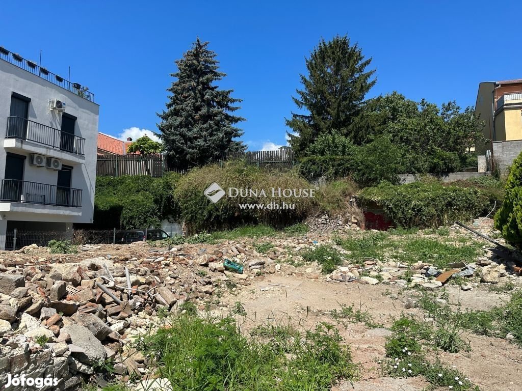 Pécsi eladó 570 nm-es telek