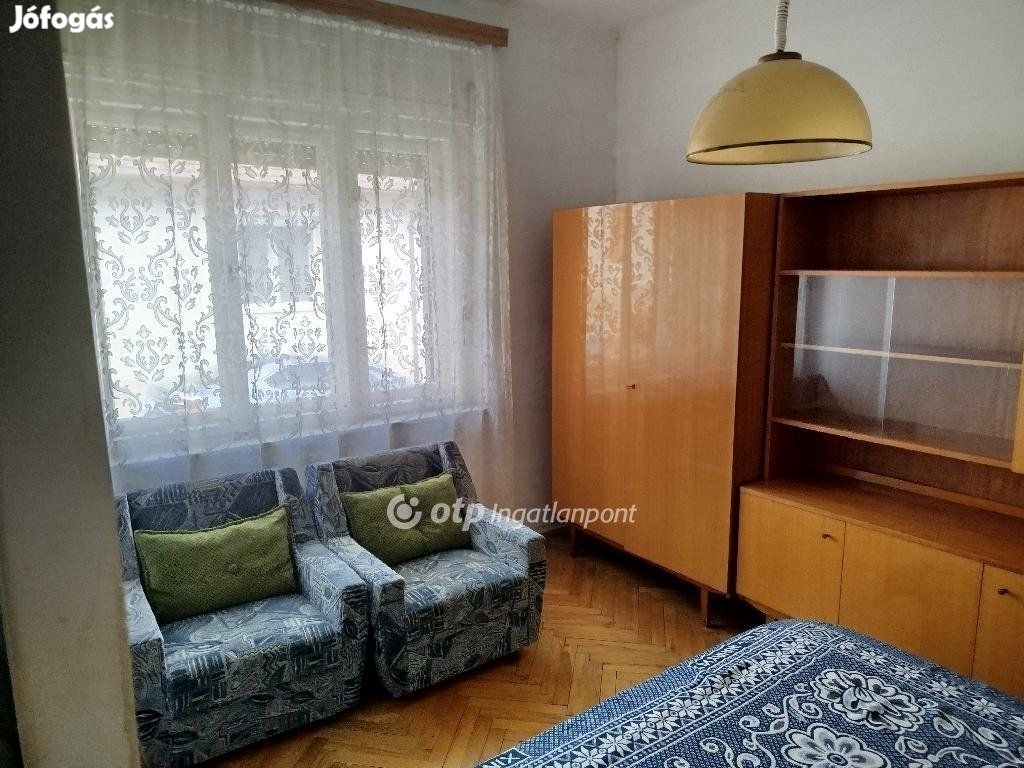 Pécsi eladó 70 nm-es ház