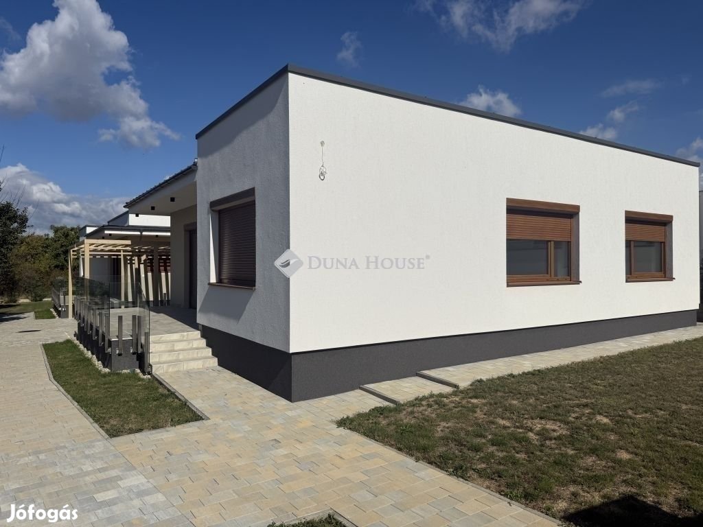 Pécsi eladó 96 nm-es ház