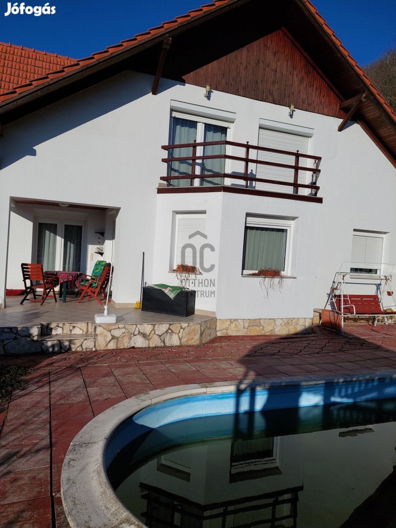 Pécsi eladó tégla családi ház