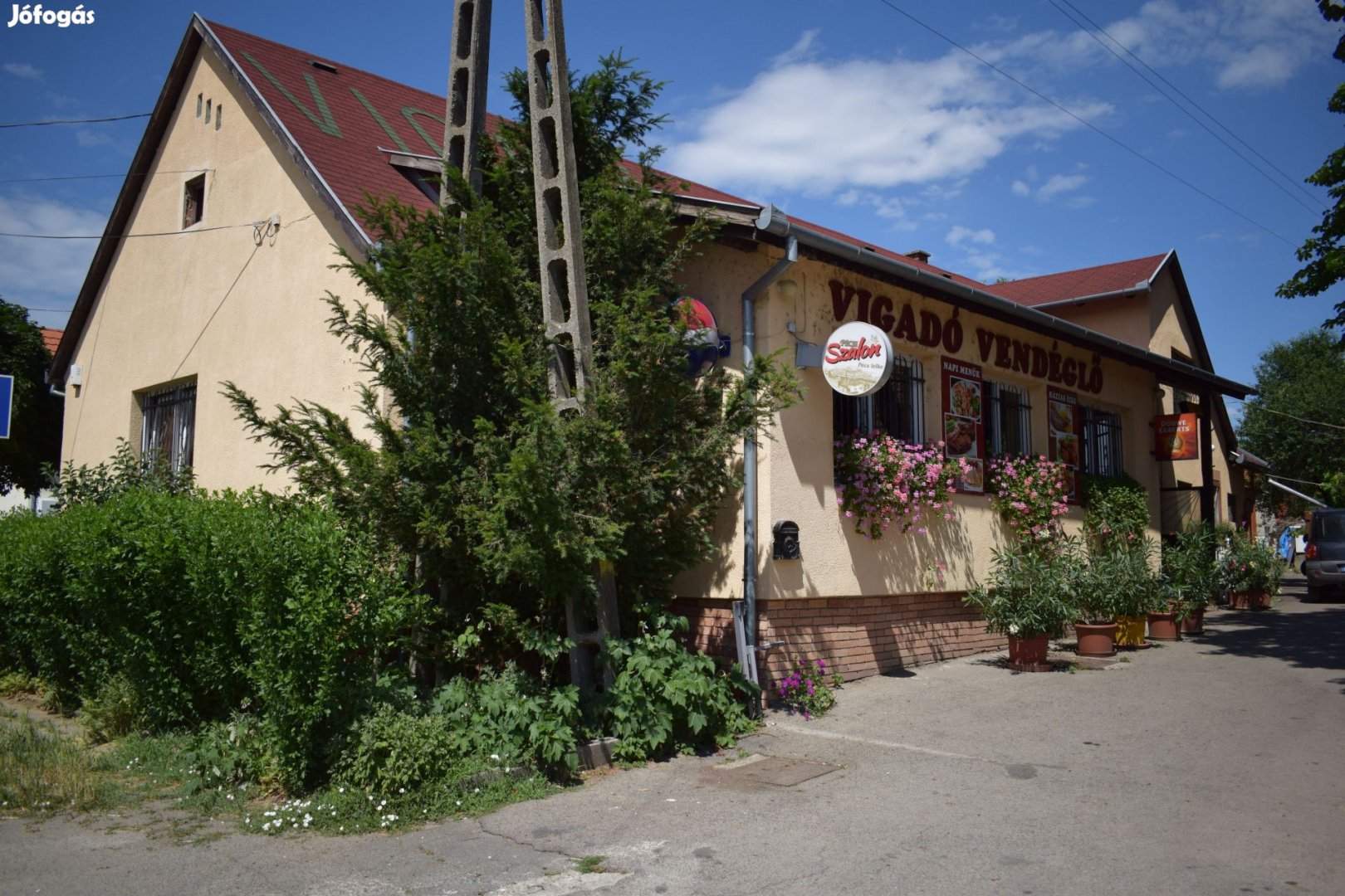 Pécsi eladó üzleti célú ingatlan