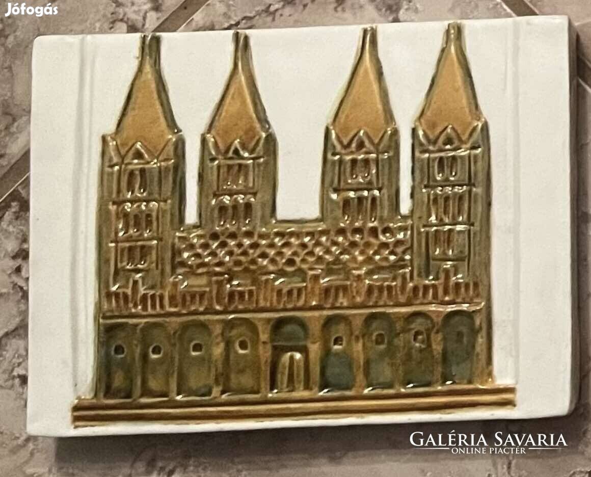 Pécsi székesegyház négytornyú templomát ábrázoló falikerámia 