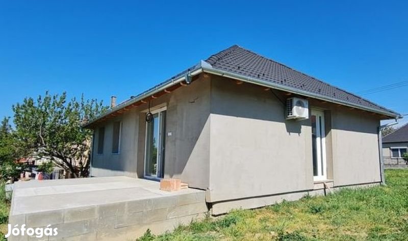 Pécstől 10 km-re újépítésű családi ház eladó