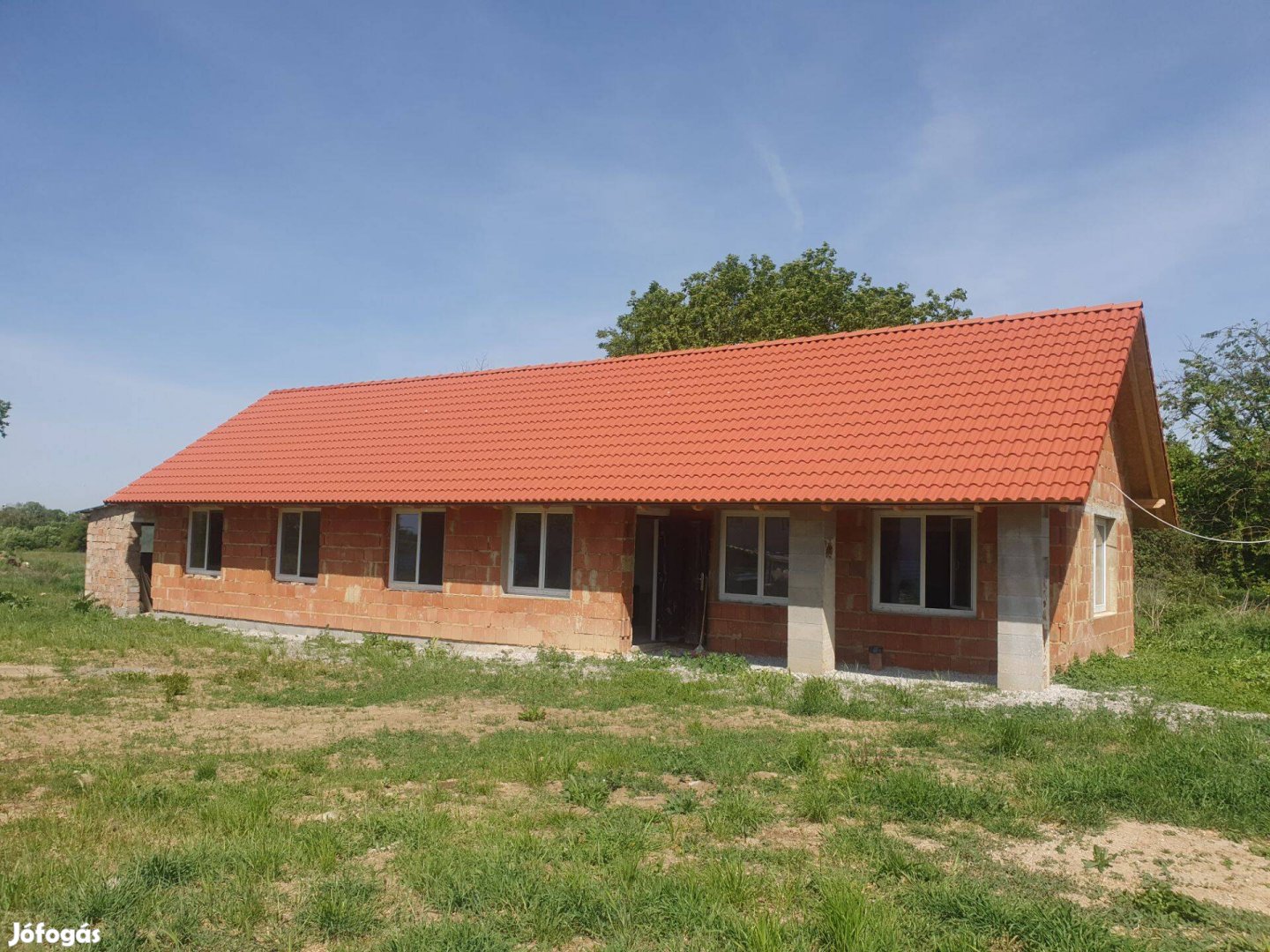 Pécstől 16 km-re , Szabadszentkirályon eladó családi ház