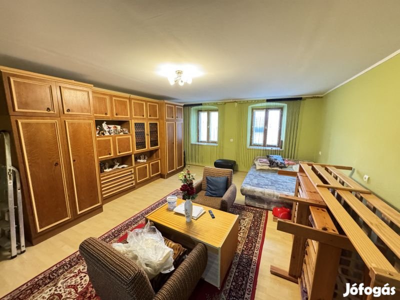 Pécsváradon a Vár utcában 3 szobás lakás eladó!