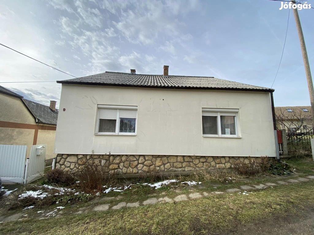 Pécsváradon falusi Csok-ra alkalmas családi ház eladó!
