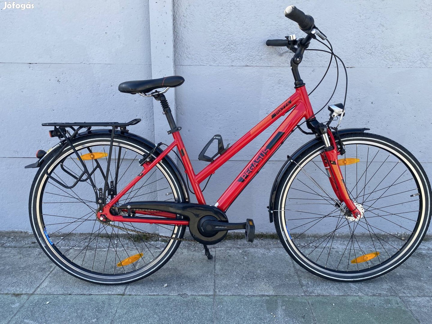 Pegasus 28-as aluvázas agydinamós újszerű Trekking kerékpár
