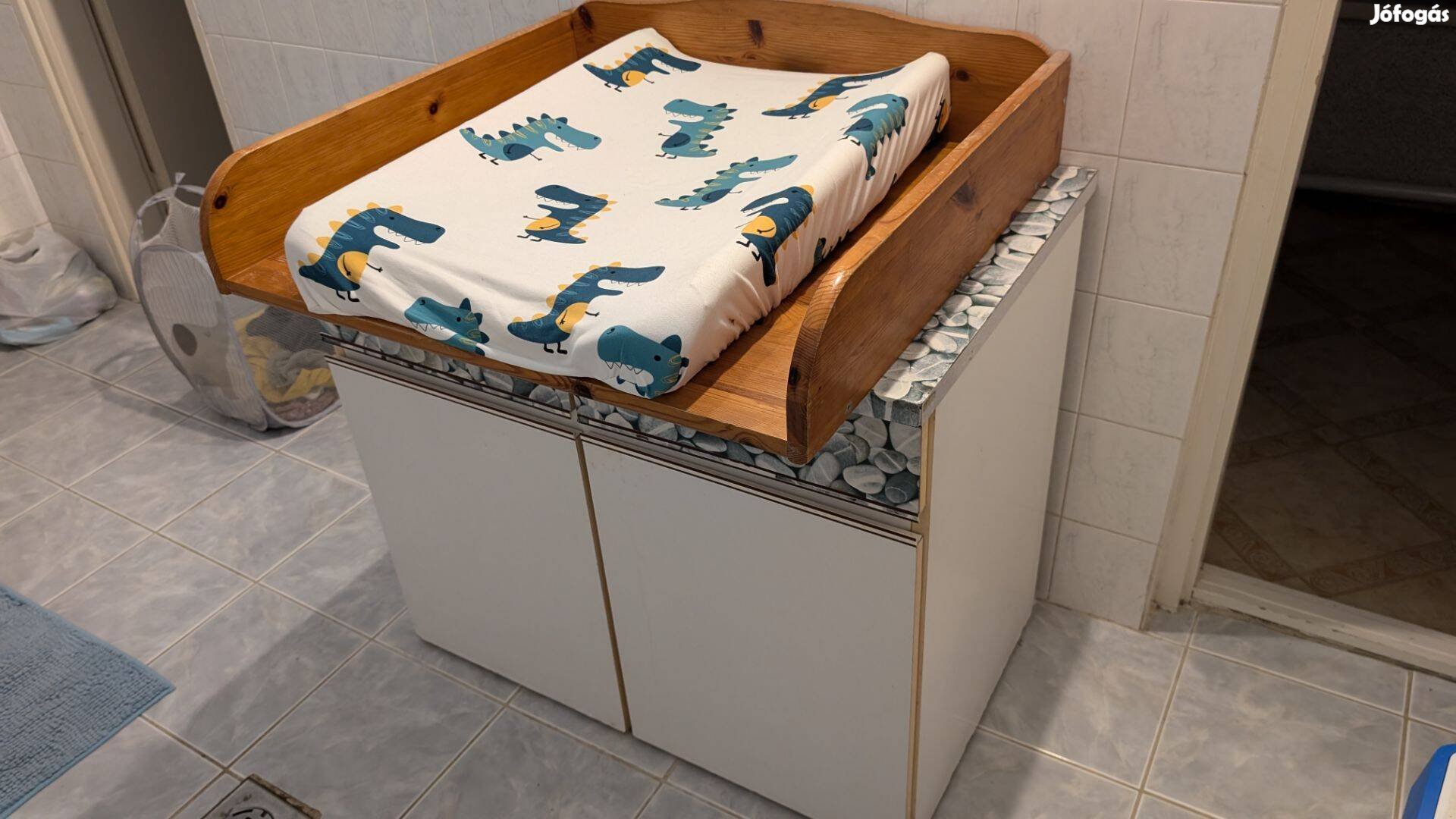 Pelenkázó szekrény. 2 fiókos, 2 ajtós, egy polc. Pelenkázó