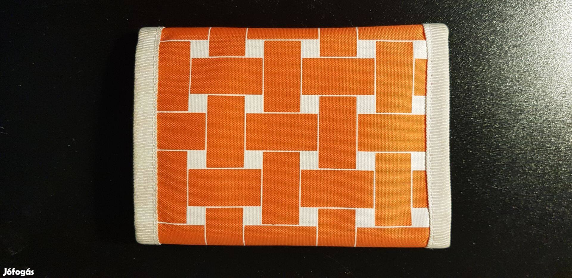 Pénztárca erős anyagból sok zsebbel tépőzárral