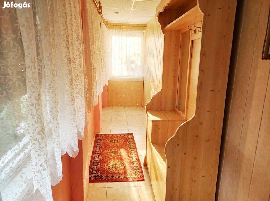 Perkáta csendes részén felújítandó ház eladó!