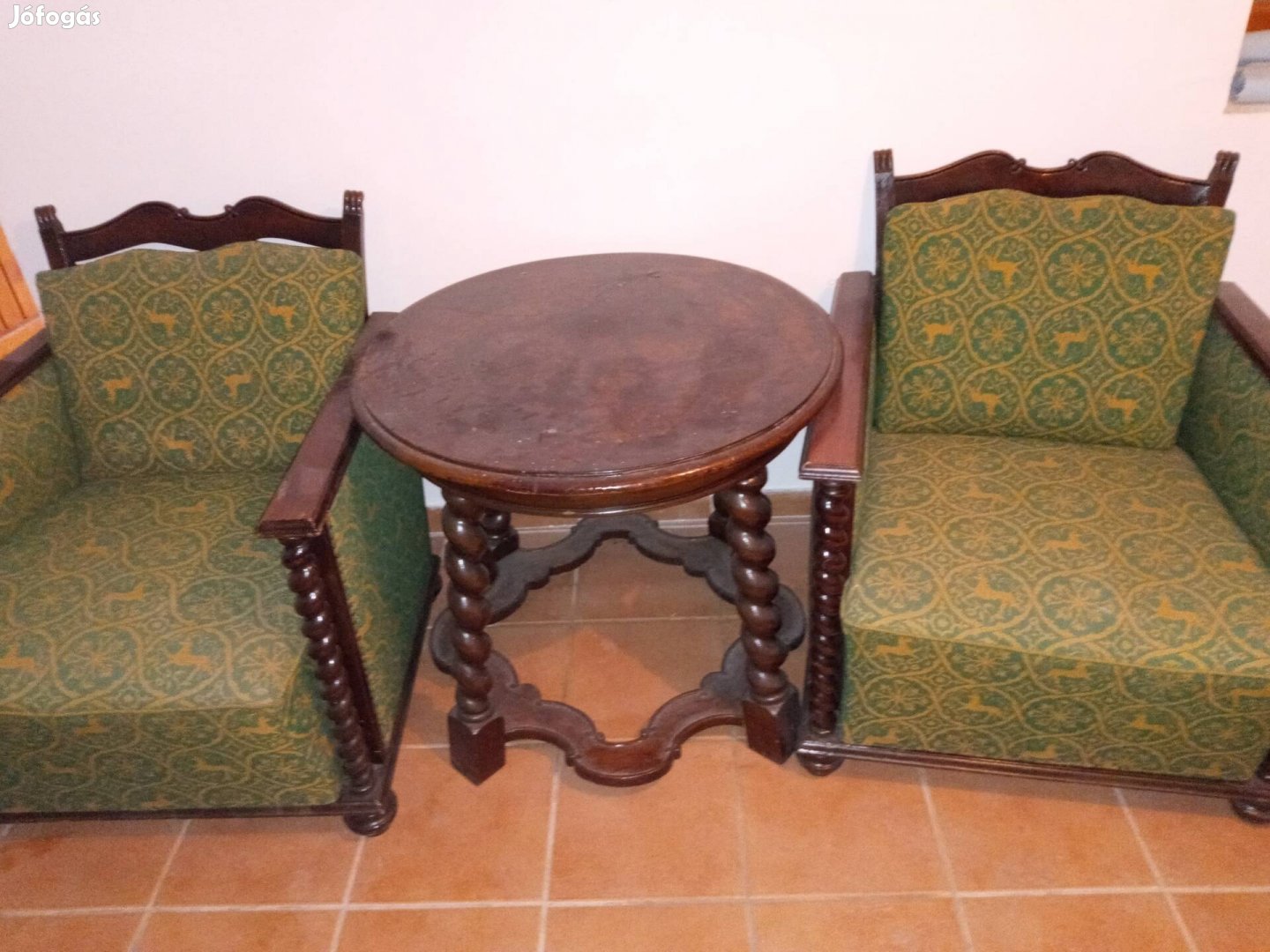Pest Megyében Pilisen 2 fotel 1 asztal eladó