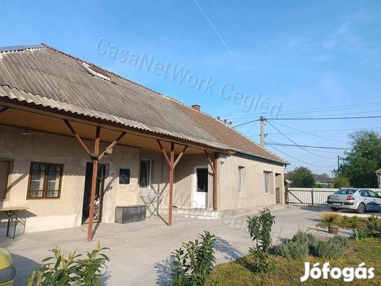 Pest várnegyében Tápiószelén eladó 60 m2-es családi ház