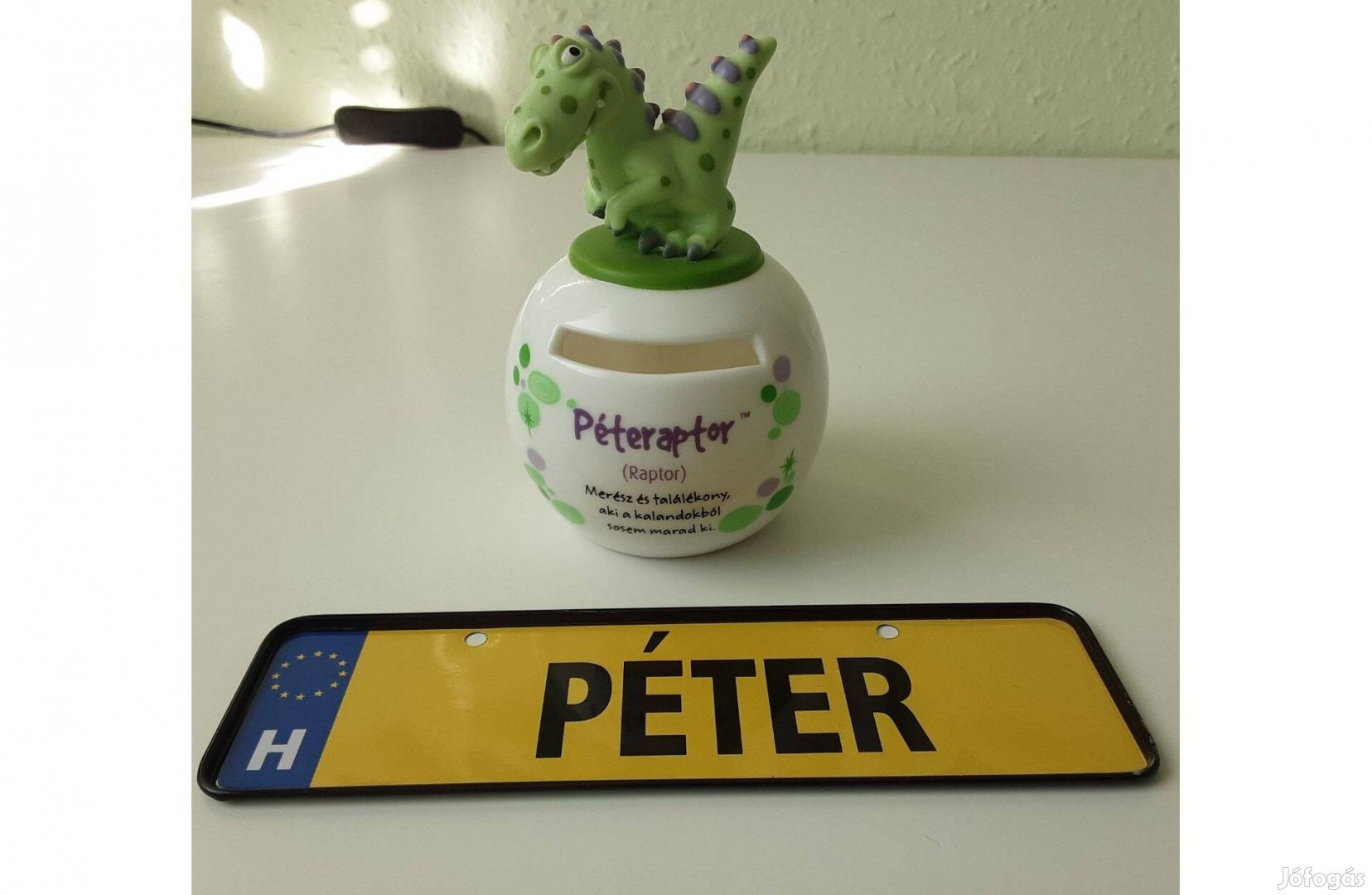 Péter névnapi ajándékcsomag: dinoszaurusz persely és rendszámtábla