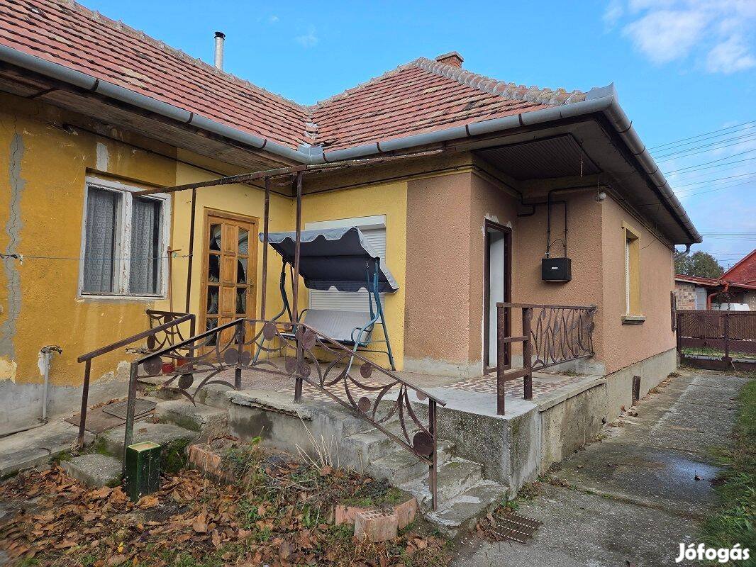 Péteriben 3 szobás, téglaépítésű családi ház, 2033 m2-es