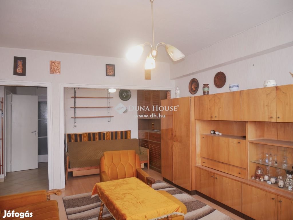 Petőfi Sándor utcában eladó egy 51 m2-es, 2 szobás lakás.