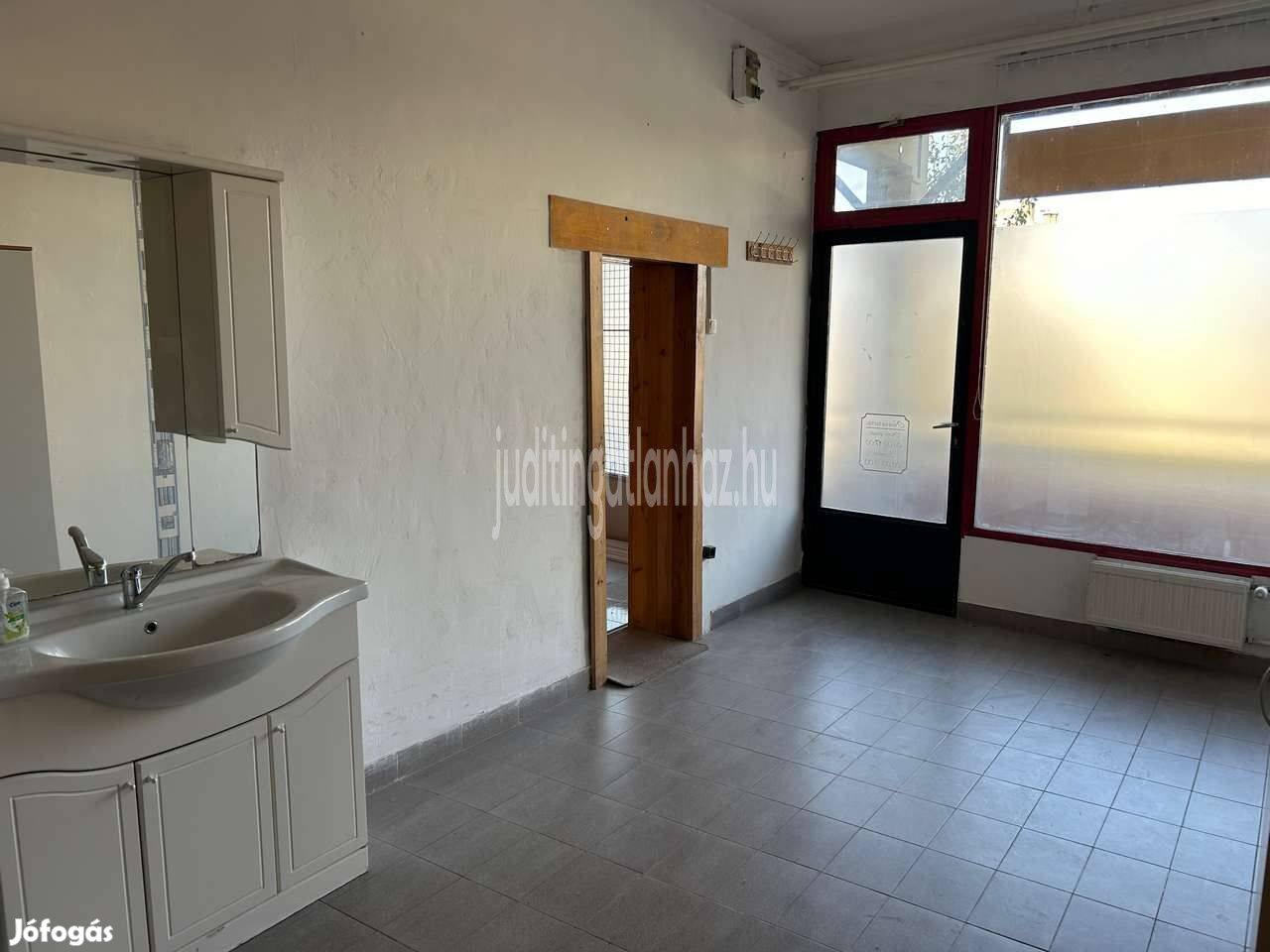 Petőfi Téren Három Részre Osztott Üzletek Egyben Vagy Külön