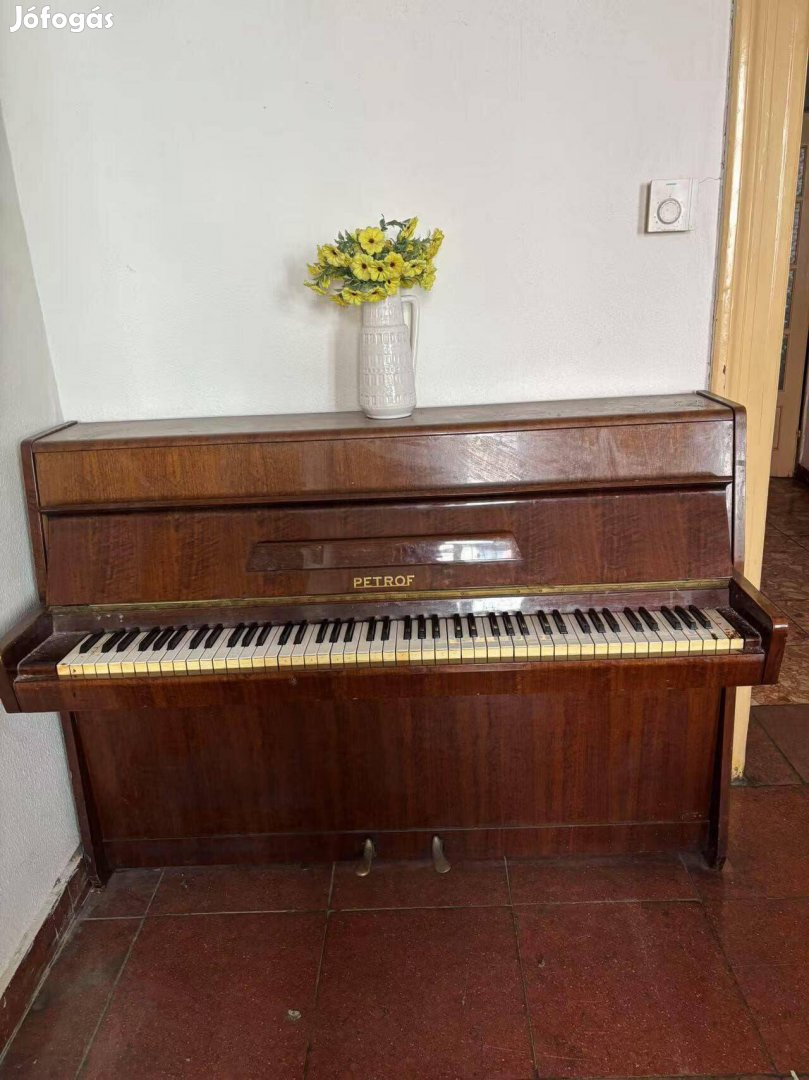 Petrof Piano pianino
