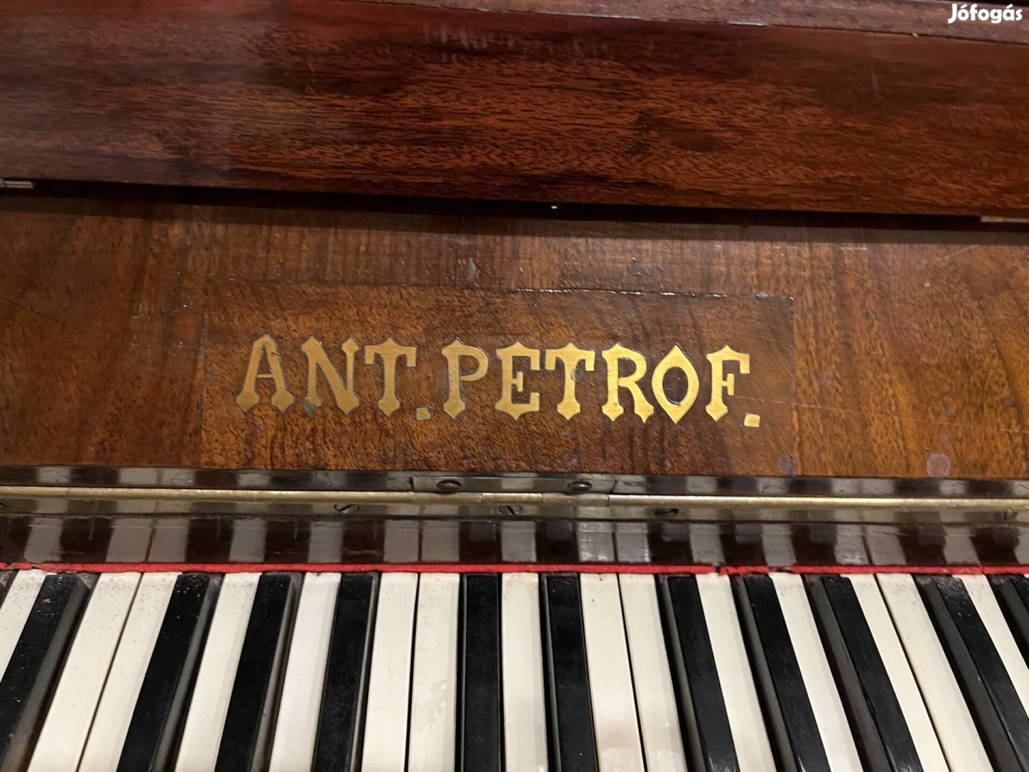 Petrof pianino elado