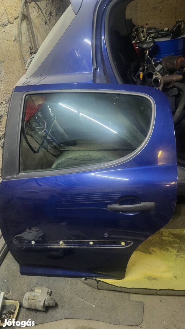 Peugeot 207 sérült jobb hátsó ajtó.